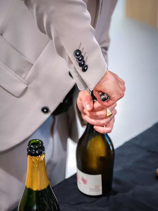 Ouverture bouteille de vin A Propos